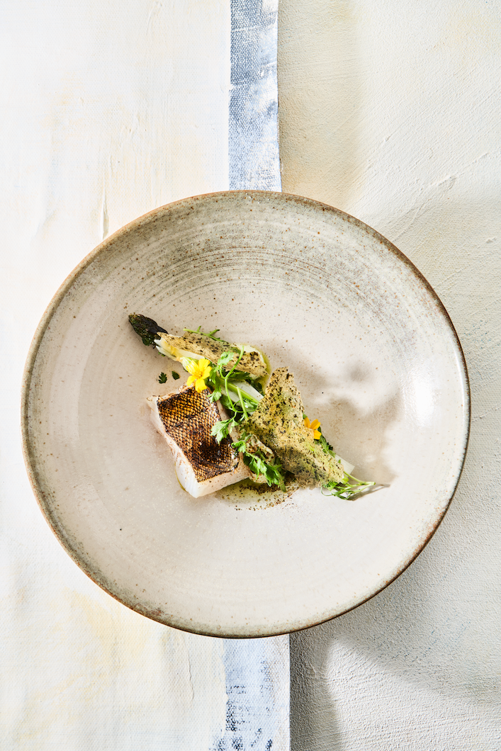 Gebrande vlaswijting, asperge, platte kaas van geitenmelk, lavas en daslook