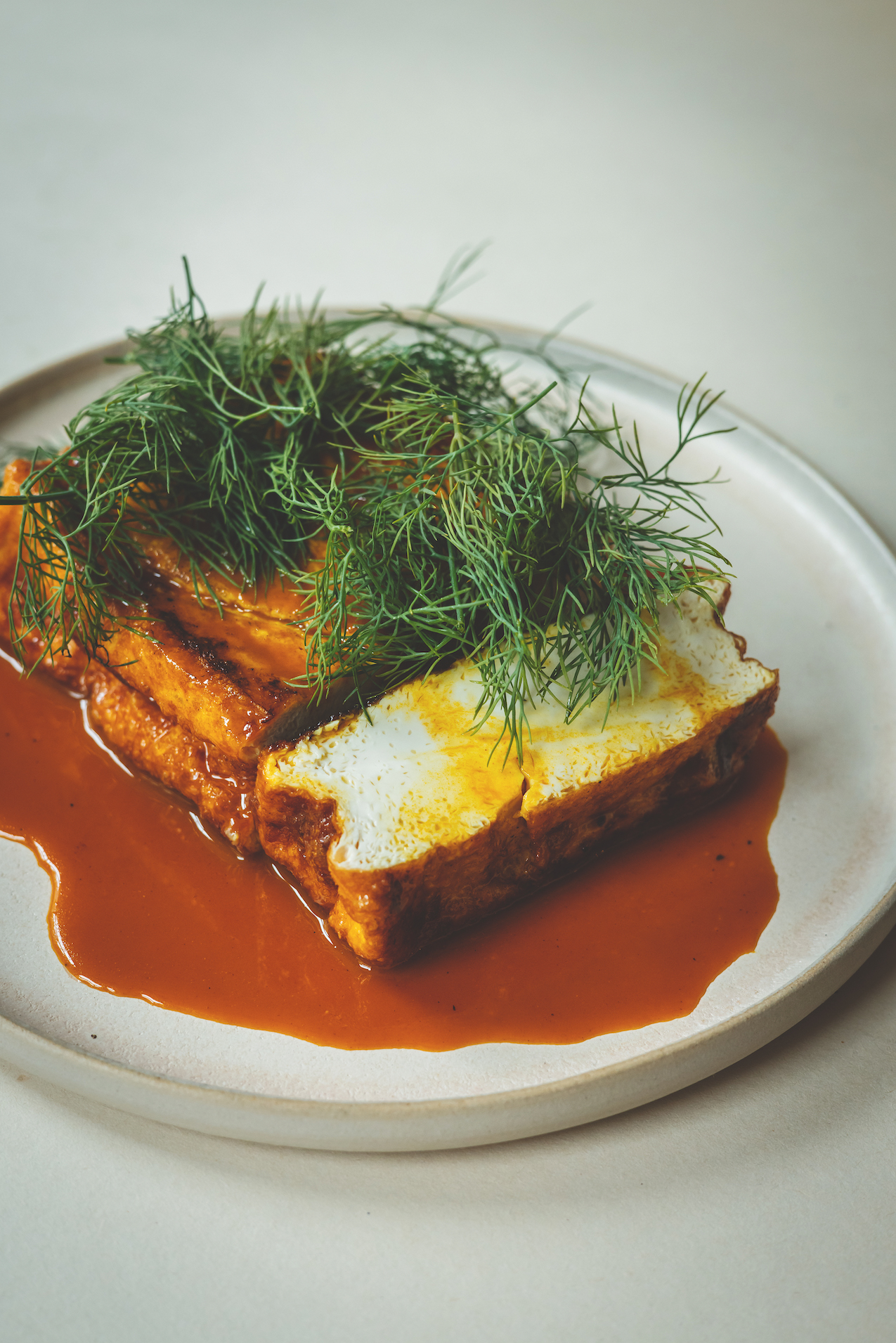 Gefrituurde tofu met kurkumakaramel