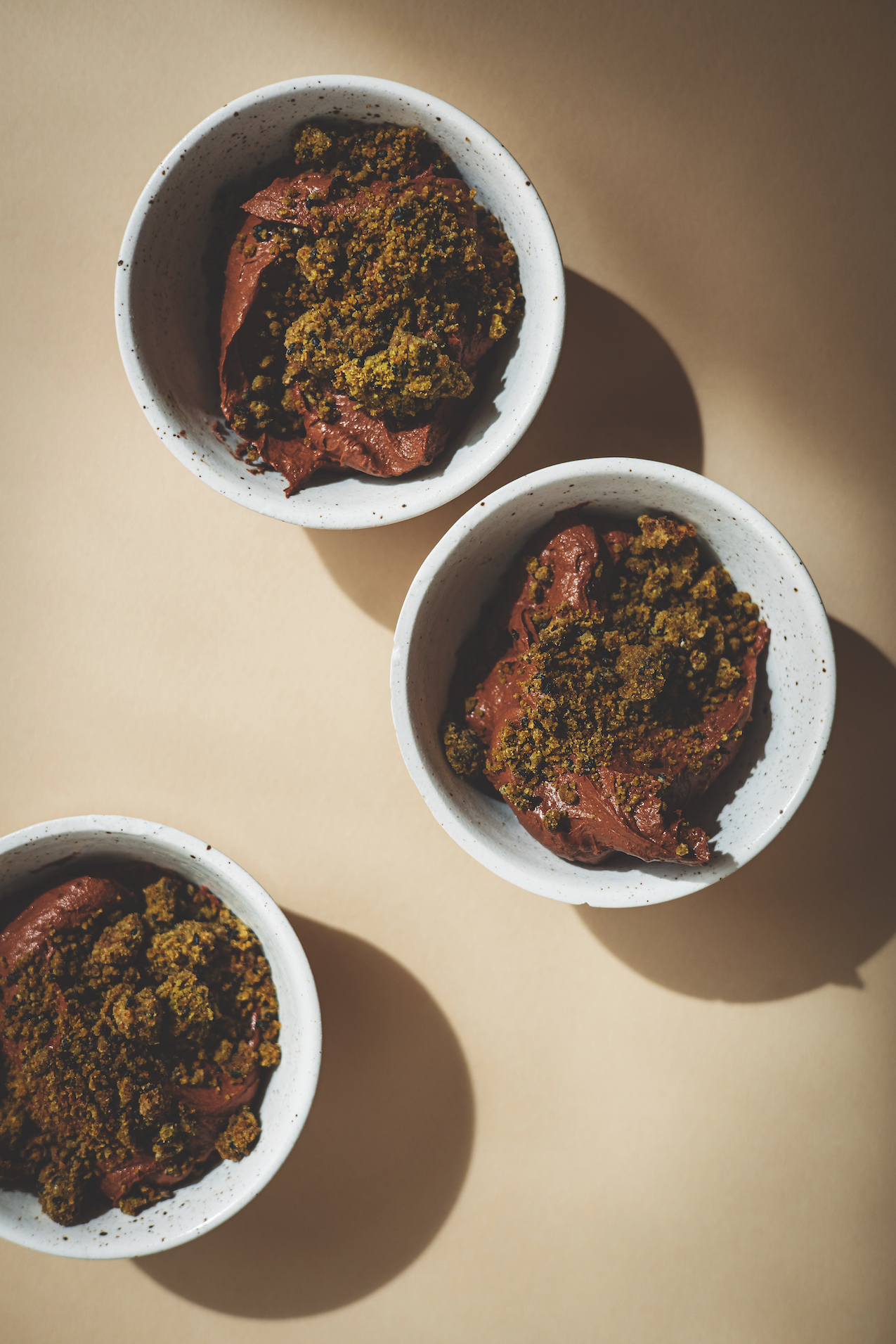 Chocoladecustard met sesam-thee-crumble