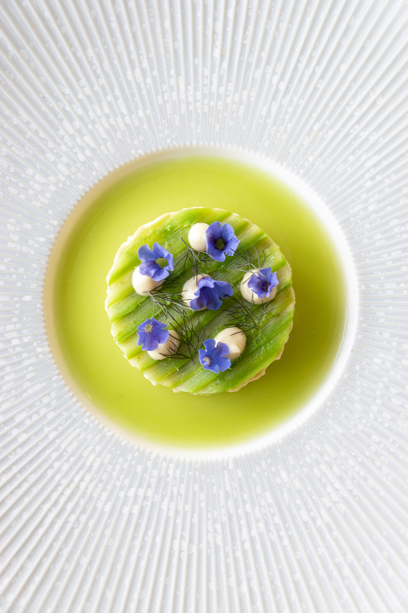 Taartschelpje met groene asperges en longkruid