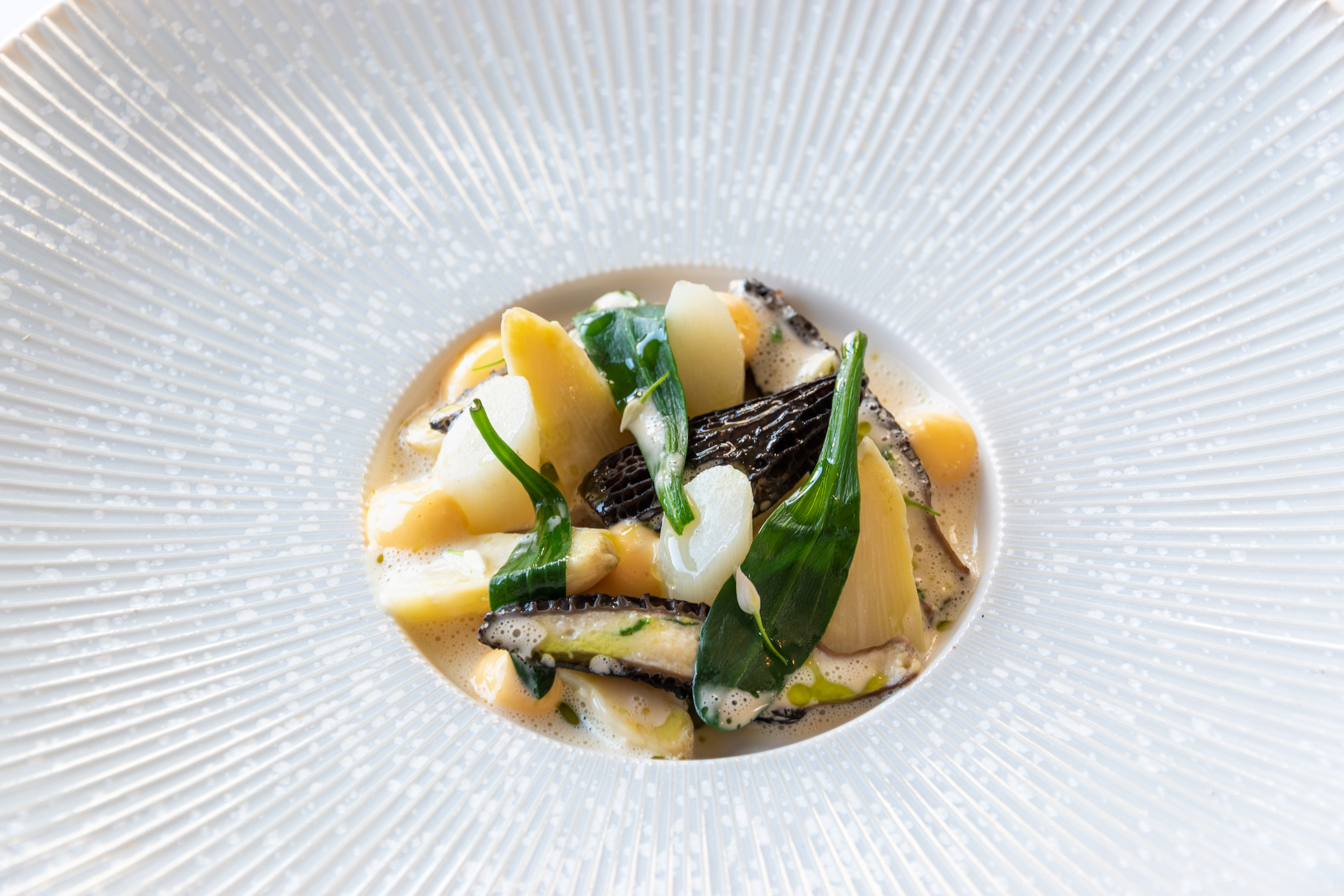 Witte asperges met gevulde morilles en gerookte beurre blanc