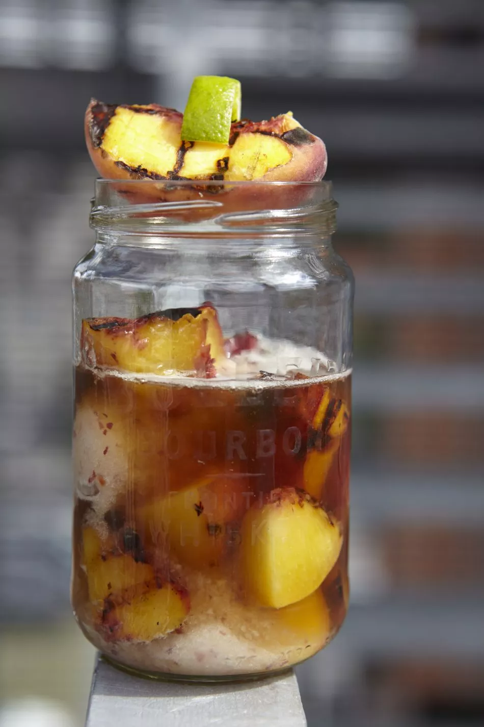 Smoked icetea met gegrilde perzikken, sorbet van perzik