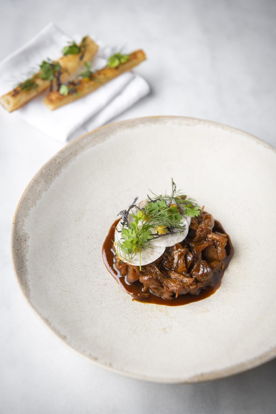 Curry van kalfsschenkels met boterraap & rothi paratha