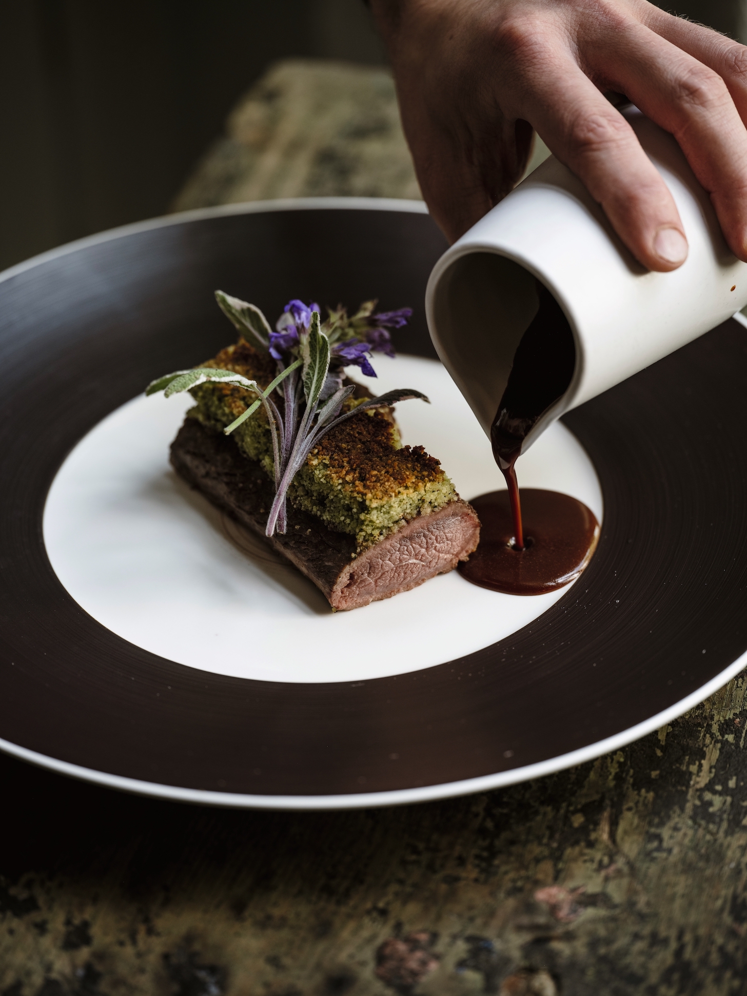 Lamsfilet met korst van salie en hazelnoot