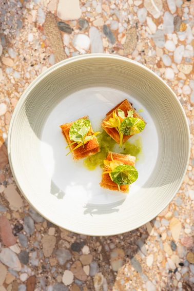 Tartaar van noordzeekrab met vinaigrette van groene tomaat & curryolie