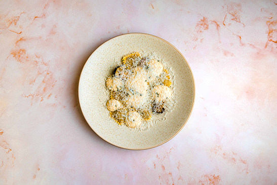 Ravioli van bospaddenstoelen met driekazensaus & truffelpecorino