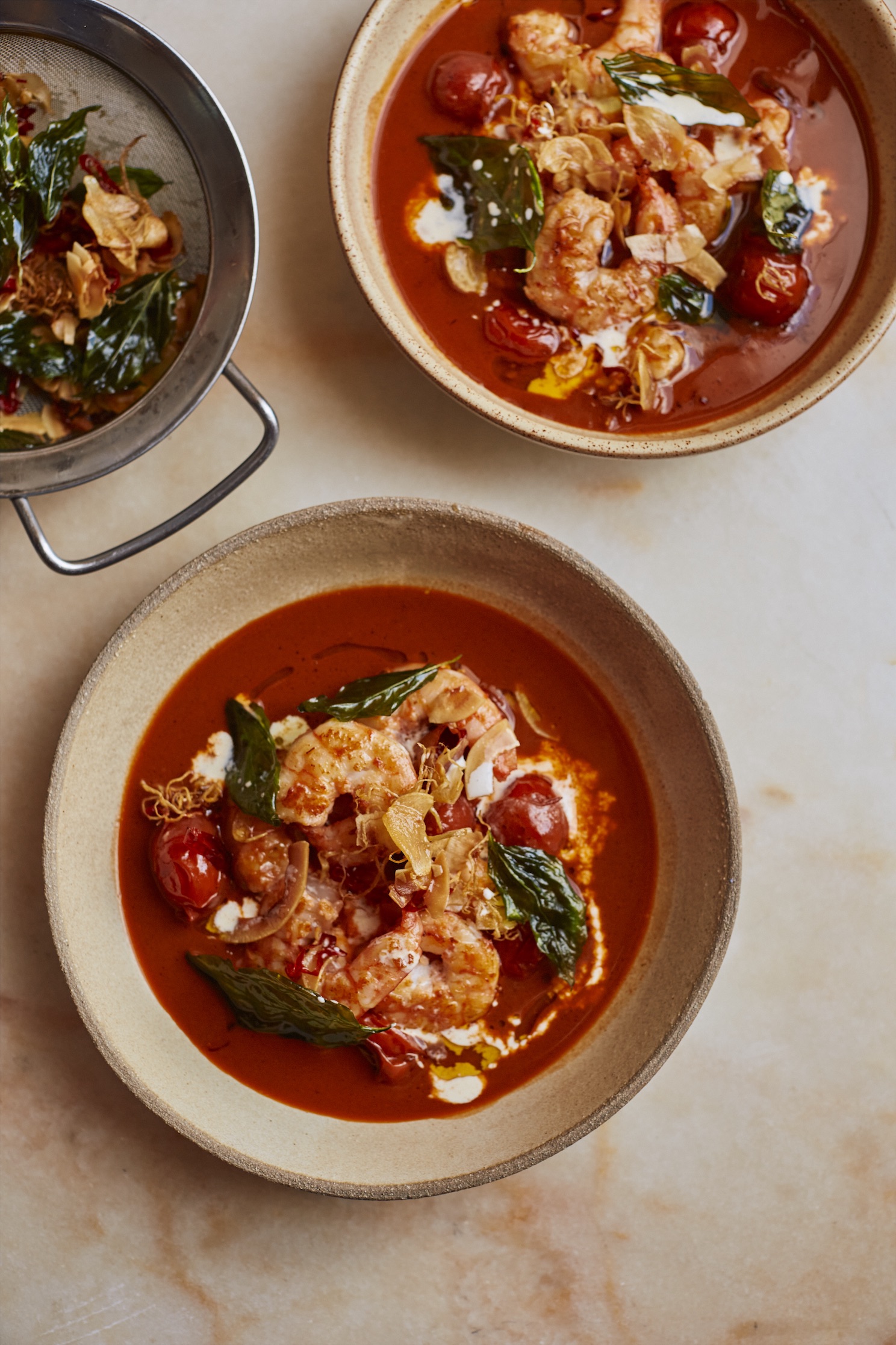 Garnalen in kokosbouillon met gebakken smaakgevers