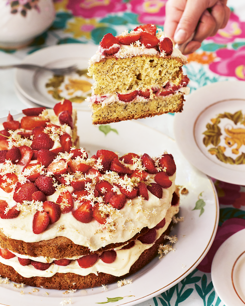 Maanzaadcake met vlierbloesem en aardbeien