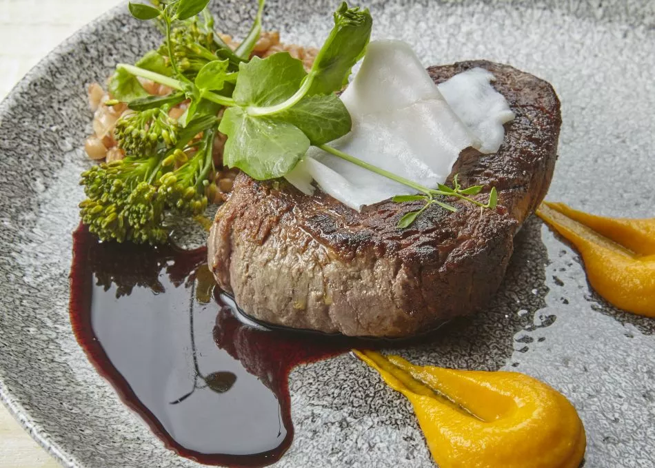 Scottona rundfilet met wortelen, broccoli-asperge en spelt