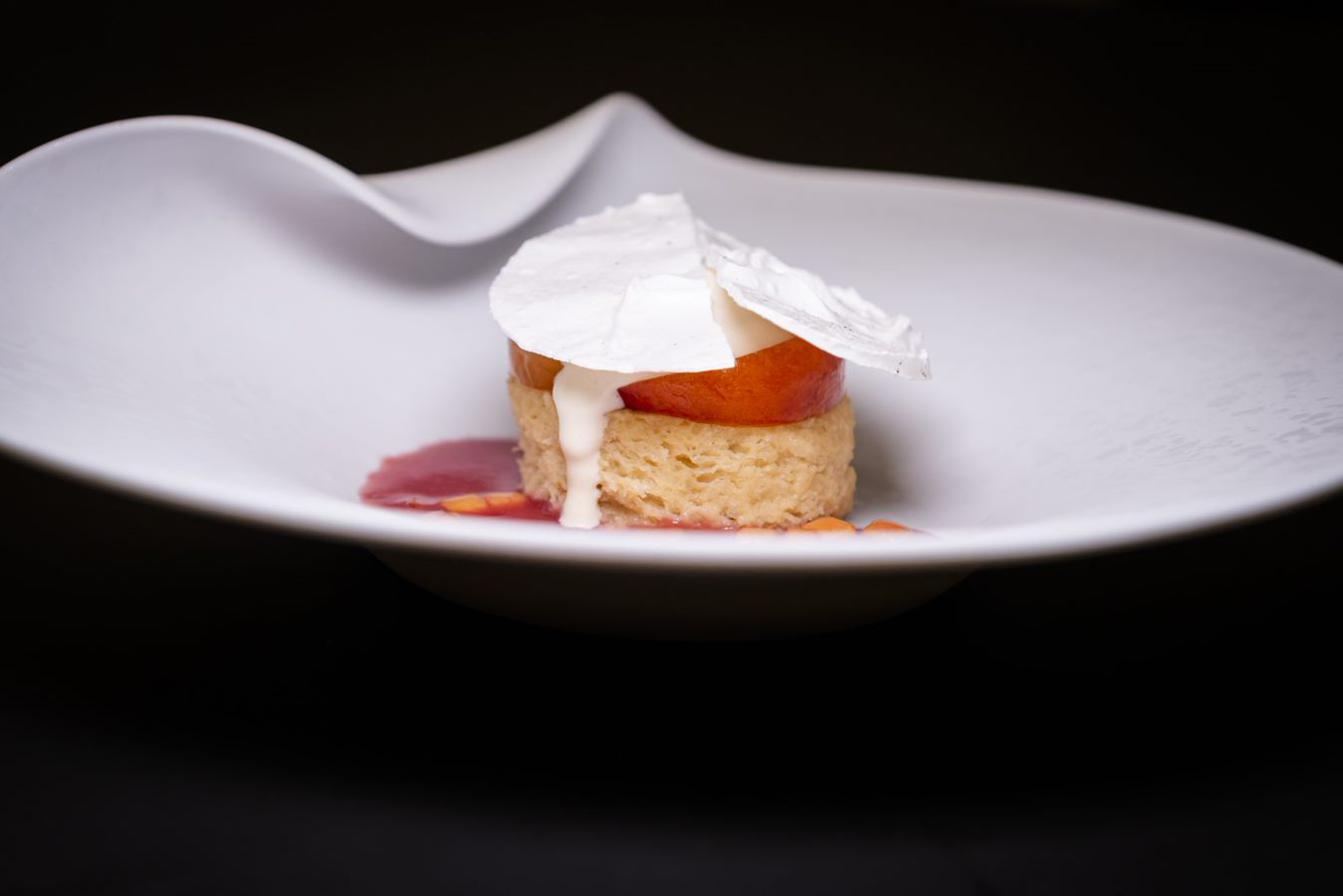 Pain perdu met ijs van tonkabonen, meringue, gemarineerde perzik & jus van perzik 