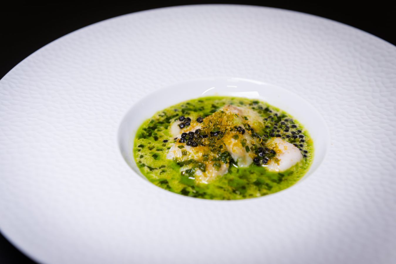 Gebakken kabeljauwwangen, crème van linzen met spek & beurre blanc met dashi 