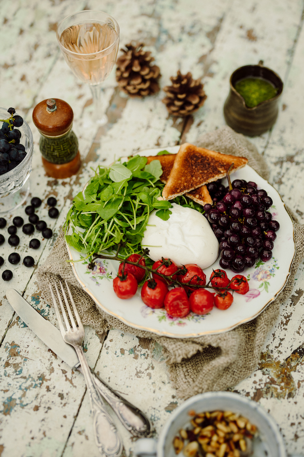 Gegrilde tomaten met druiven, burrata & pesto