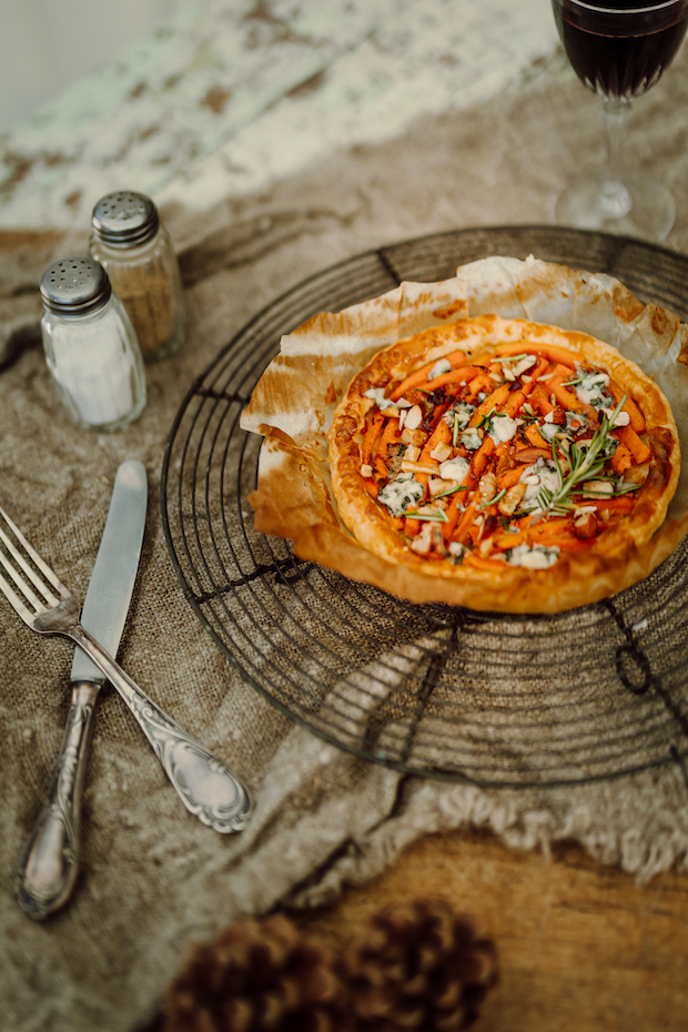 Bladerdeegtaart met wortelen en roquefort