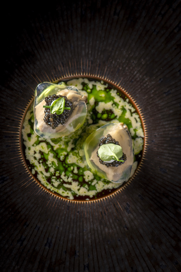 Oester met beurre blanc, prei & kaviaar