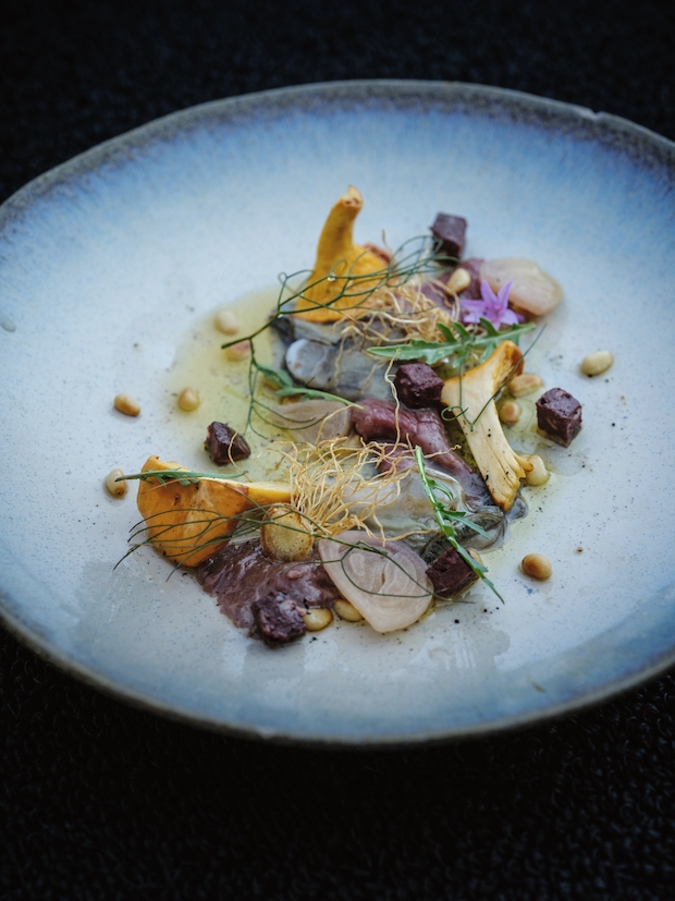 Ree, bloedworst, girolle en oester