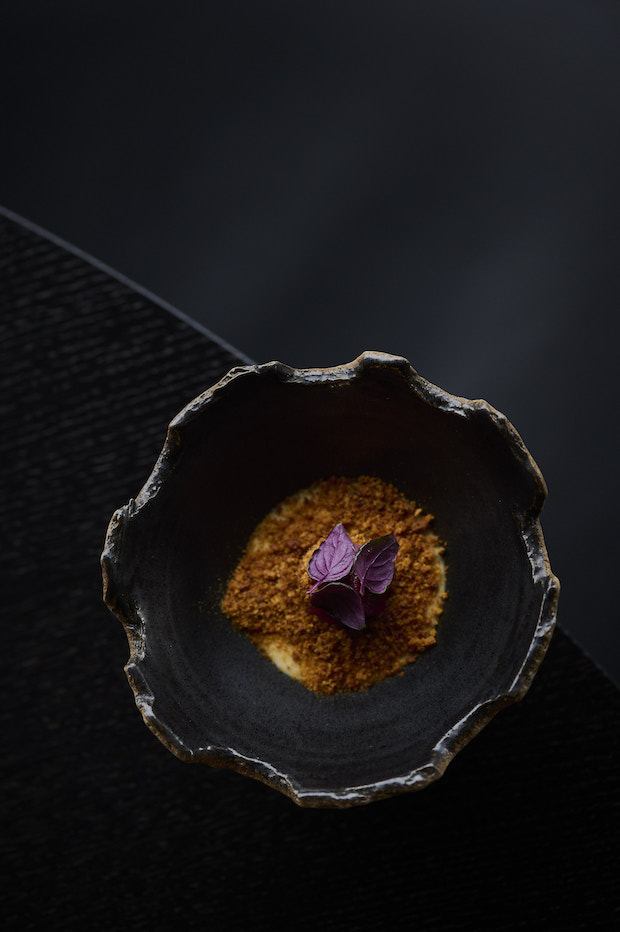 Amuse van ganzenlever, rode biet, peperkoek, kers & paarse shiso