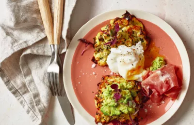 Aardappel- en fetarösti met avocado