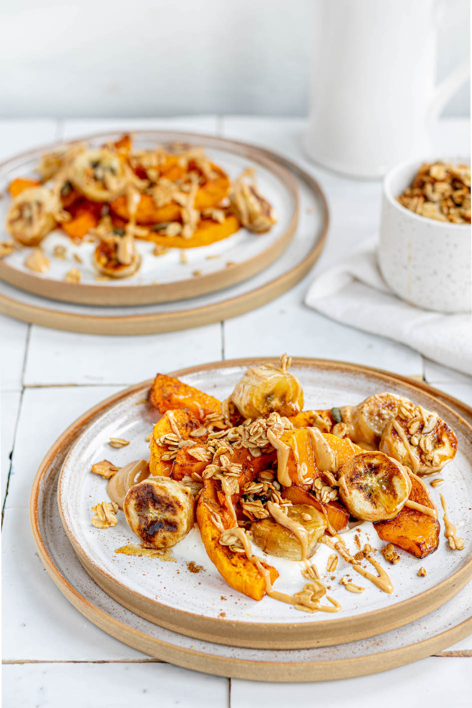 Yoghurt met geroosterde butternutpompoen, pindakaas, banaan, granola & ahornsiroop