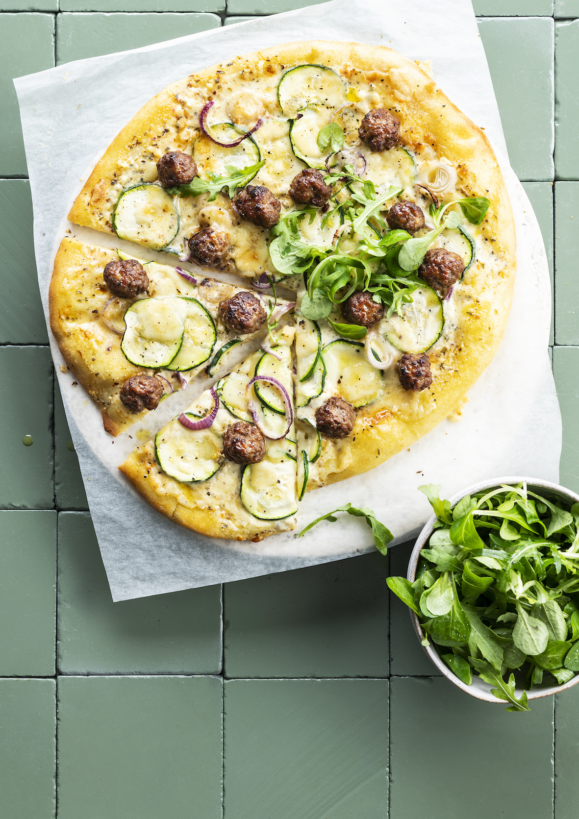 Witte pizza met gehaktballetjes, courgette & rode ui