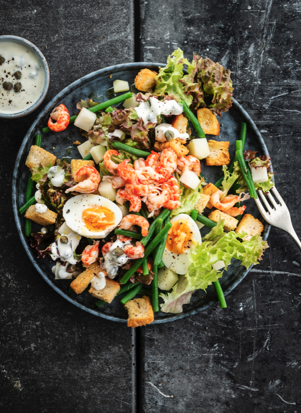 Rivierkreeftjescocktail met croutons, boontjes, ei en kappertjes