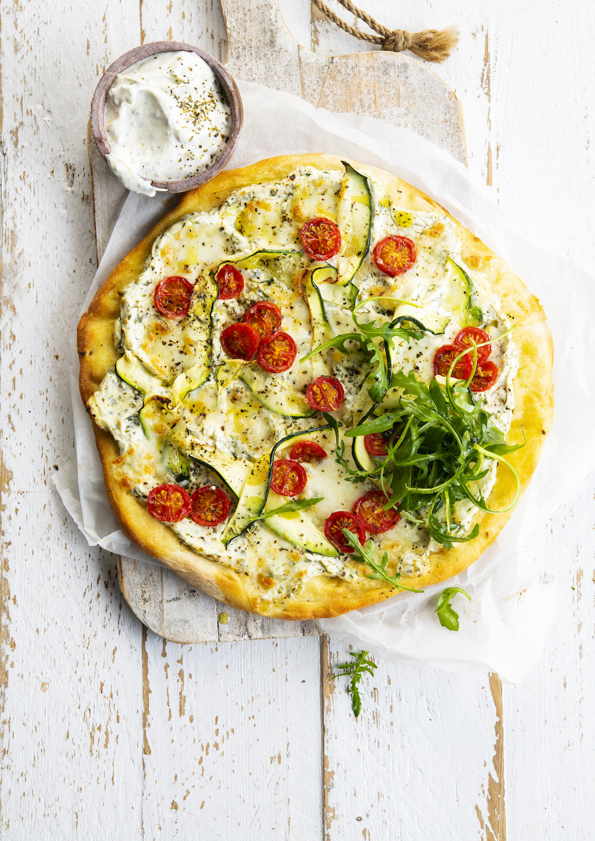 Pizza met Belgische kruidenkaas met courgette, kerstomaat & korstdip