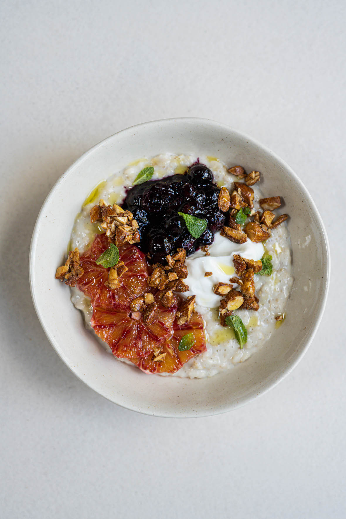 Grød met blauwebessencompote, bloedsinaas & gekaramelliseerde amandel