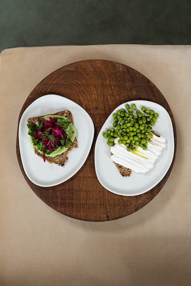 Smørrebrød met ricotta, erwten & munt