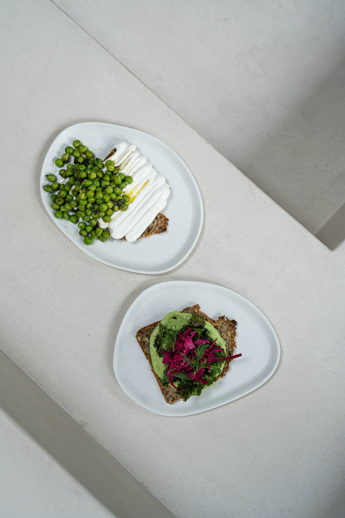 Smørrebrød met cashewcrème, gebakken boerenkool & gepekelde rode kool
