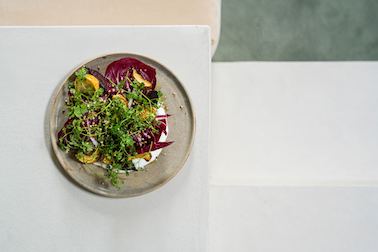 Winterse salade van rode biet met geitenkaas & boekweit