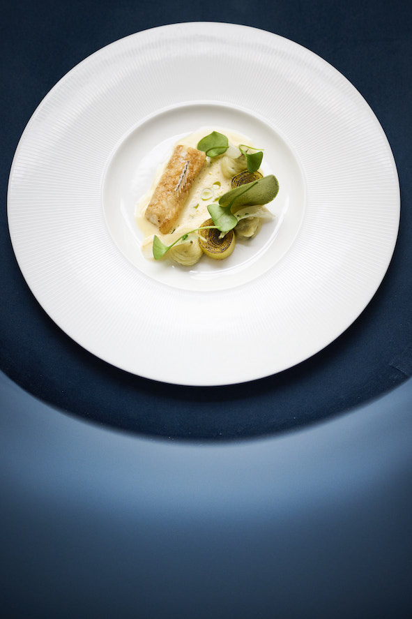 Zeetong met aardappel-palmkool mousseline en beurre blanc saus