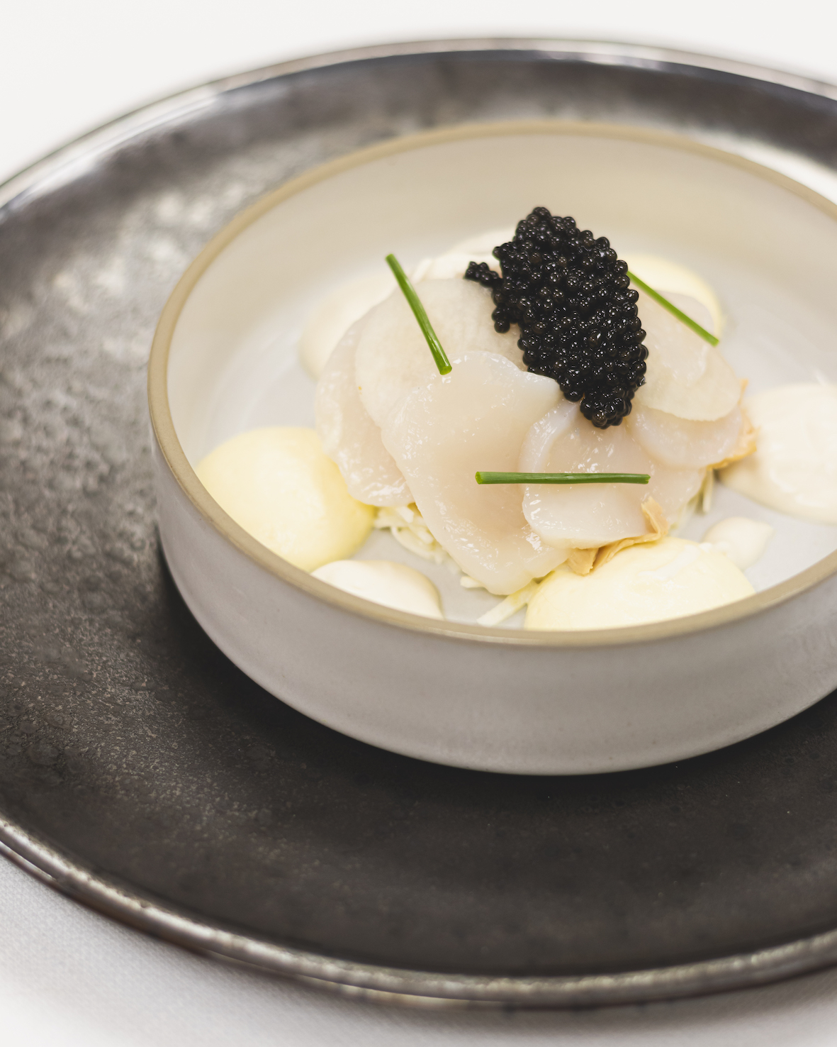 Coquilles met knolselder, ganzenlever, champagne, crème d’Isigny, kaviaar & ijspoeder van mierikswortel