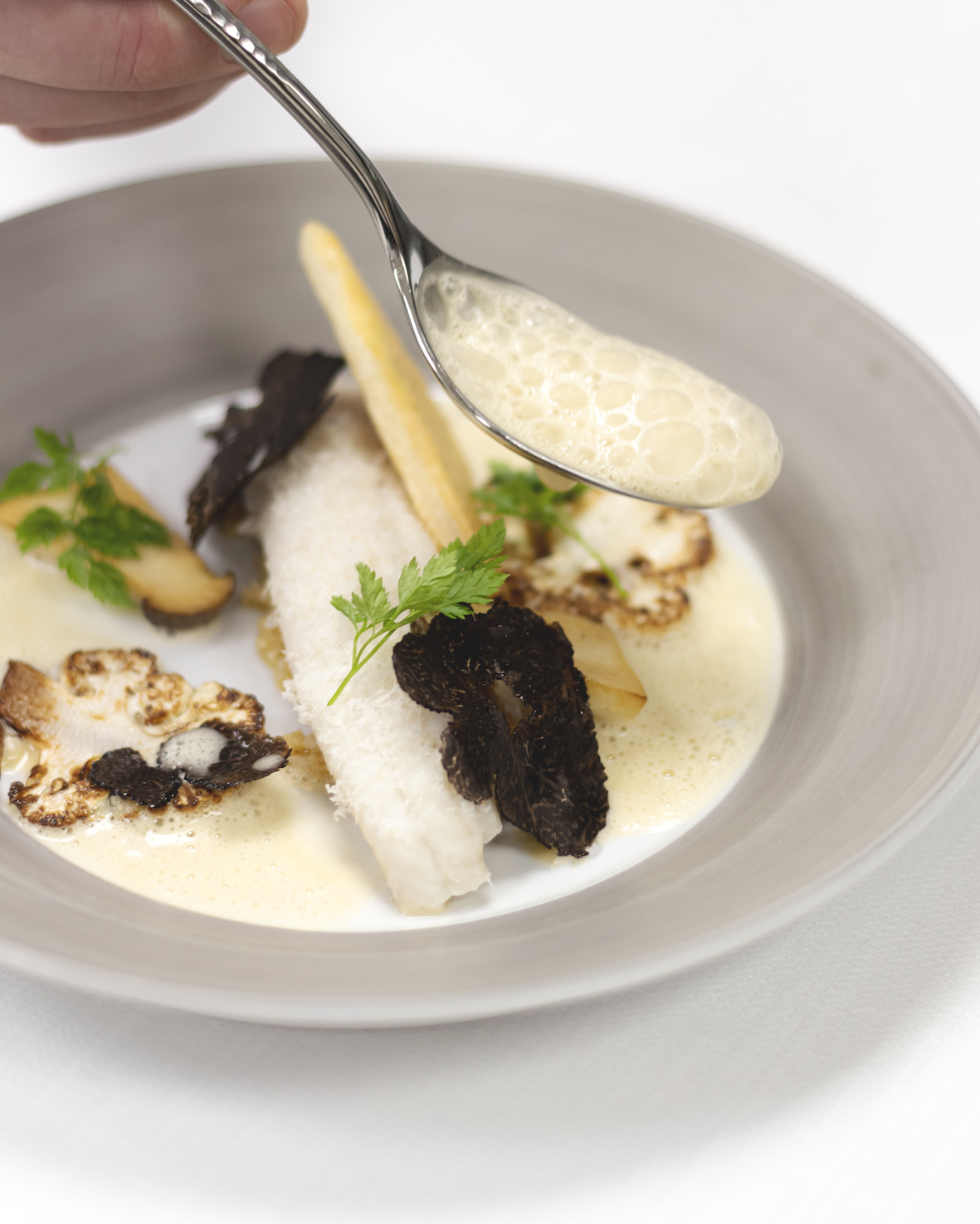 Zacht gegaarde noordzeetong met bloemkool, hazelnootboter, amandel & wintertruffel