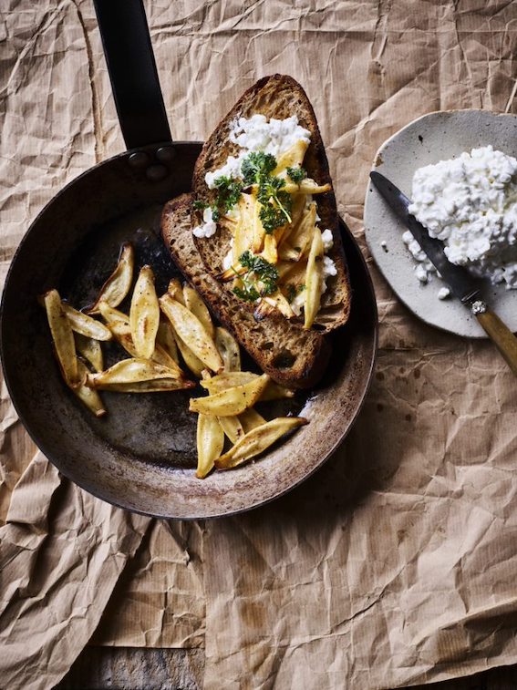 Zuurdesemtoast met cottage cheese en gekaramelliseerde schorseneren
