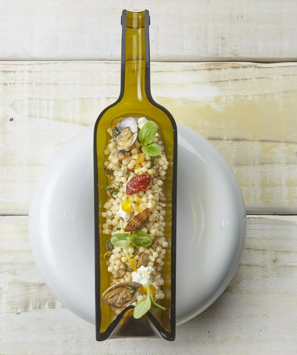 Zuppetta di fregola met nduja, vongole, burrata en bottarga