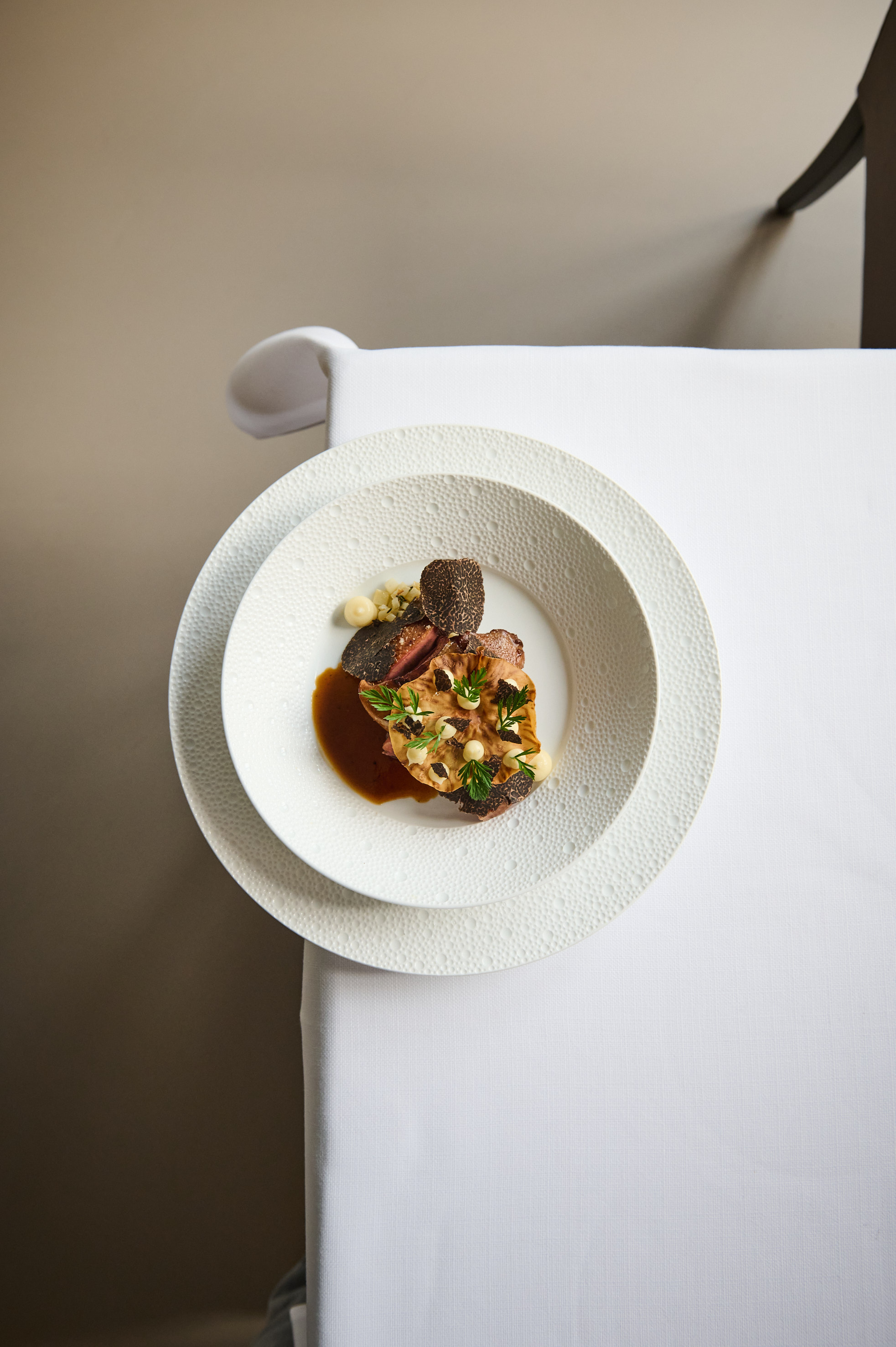 Jonge duif uit Anjou met knolselder, wintertruffel & rossini
