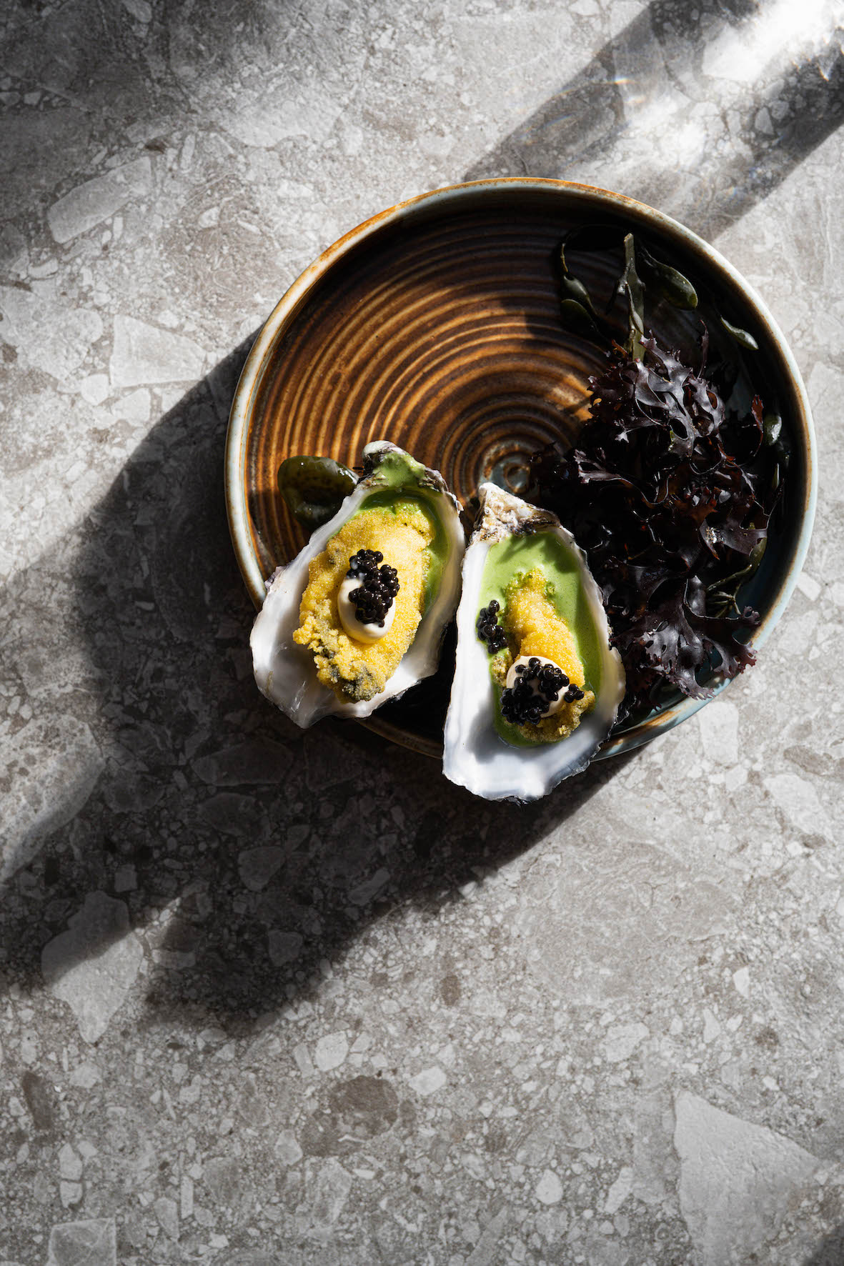 Gefrituurde oester uit Yerseke met groene currysaus, mayonaise & haringkaviaar
