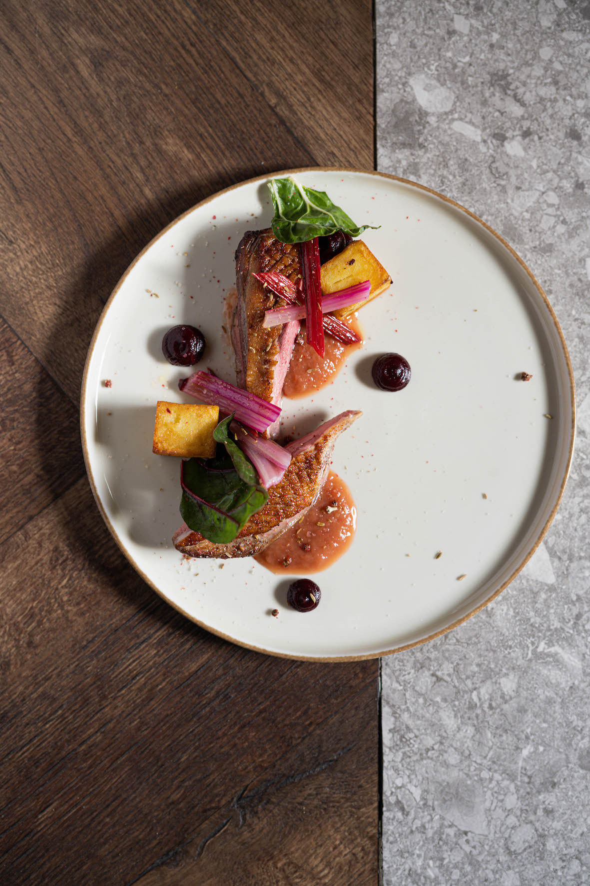 Eend met rabarberpuree, bietencrème, warmoes & roze peper