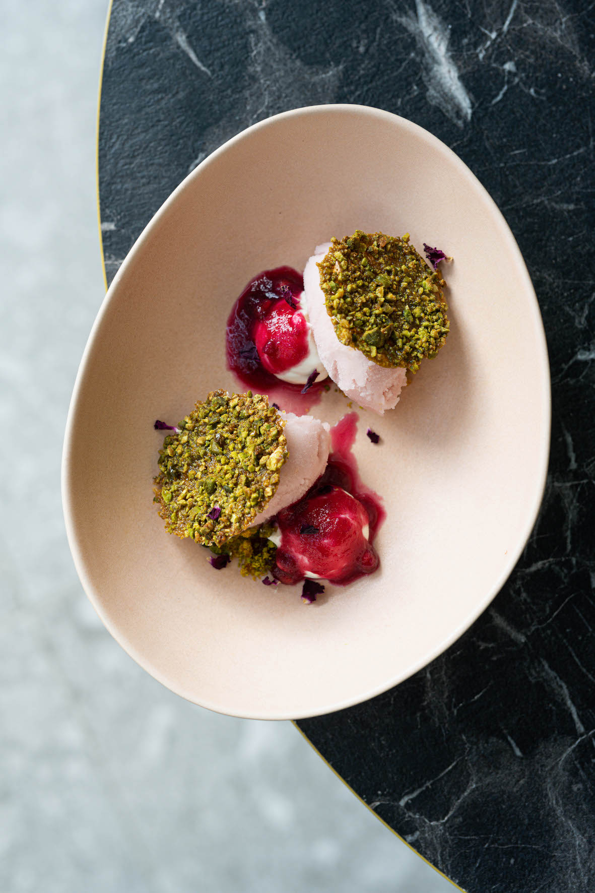 Sorbet van granaatappel, cava en rozenwater, crèmeux van yoghurt, granaatappelcoulis & rozenblaadjes