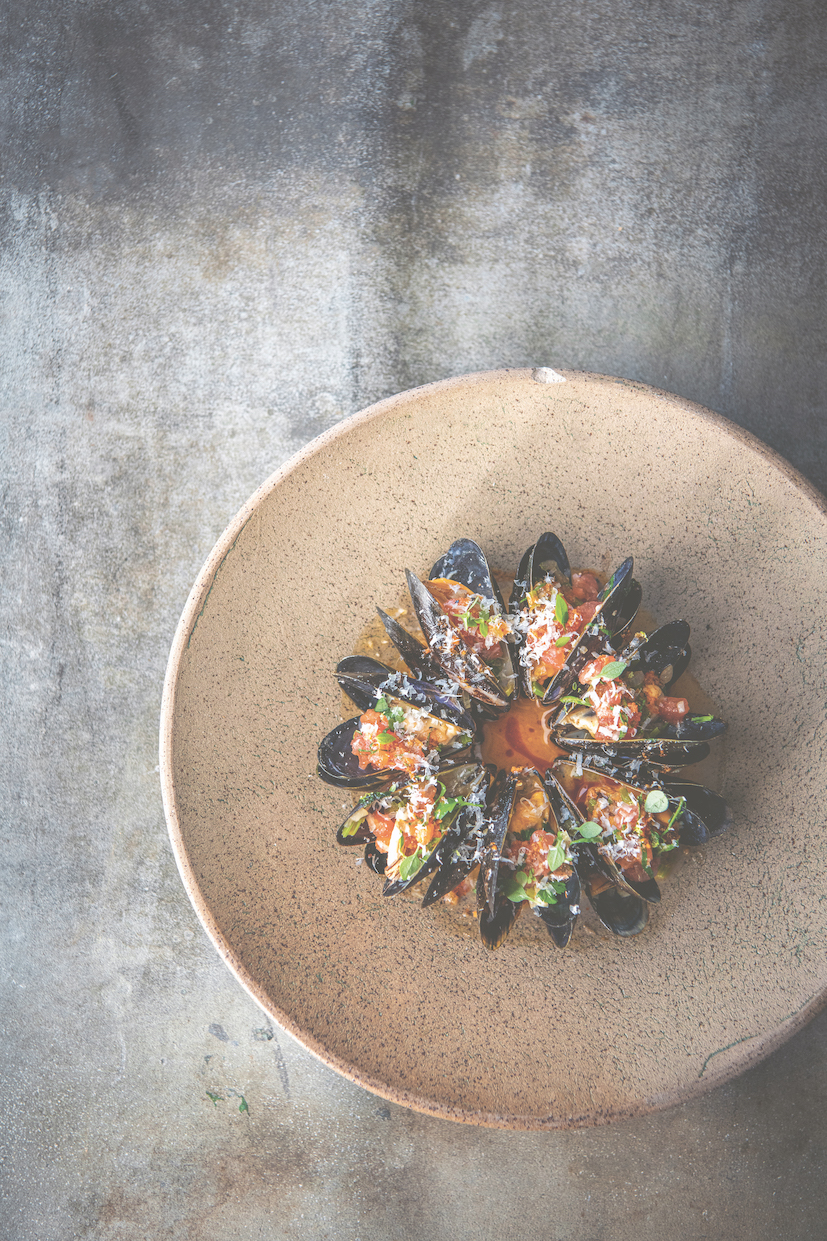 Mosselen ‘nduja, vierge tomaat & basilicum parmigiano  