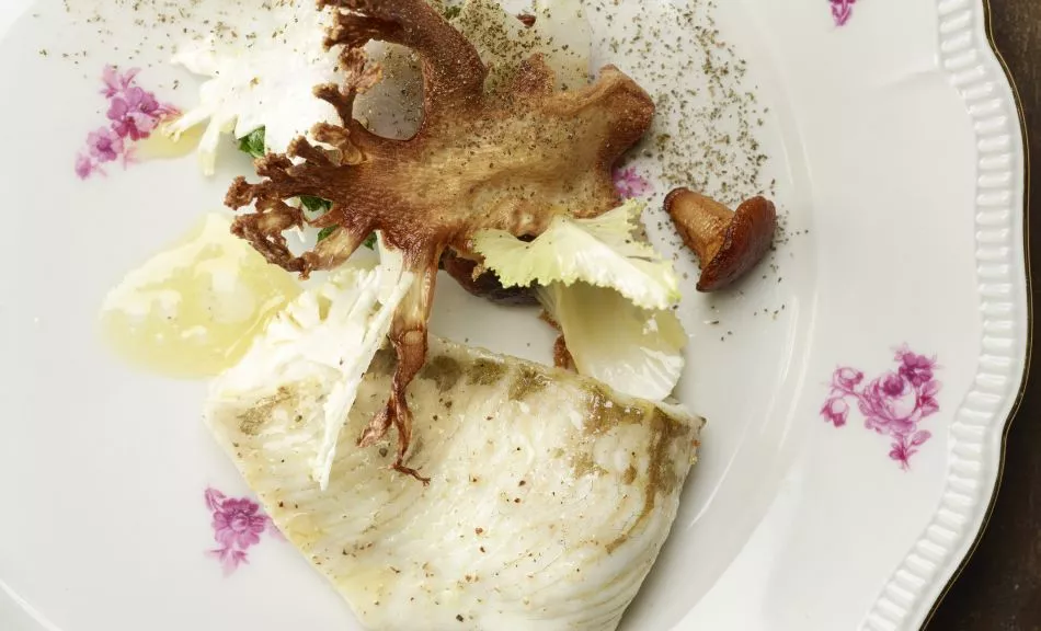 Gestoomde pladijs met bloemkool, girolles en kappertjes
