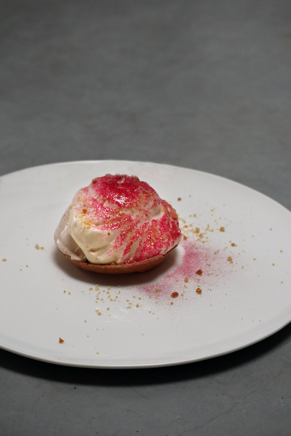 Kweepeer met crème Catalan & chocolade