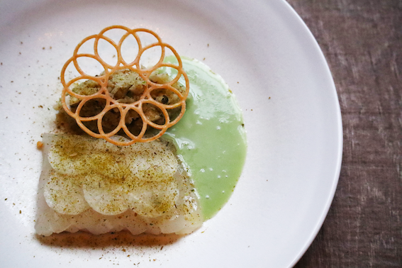 Carpaccio van zeebaars, bloemkool, dennennaalden, citrus & furikake