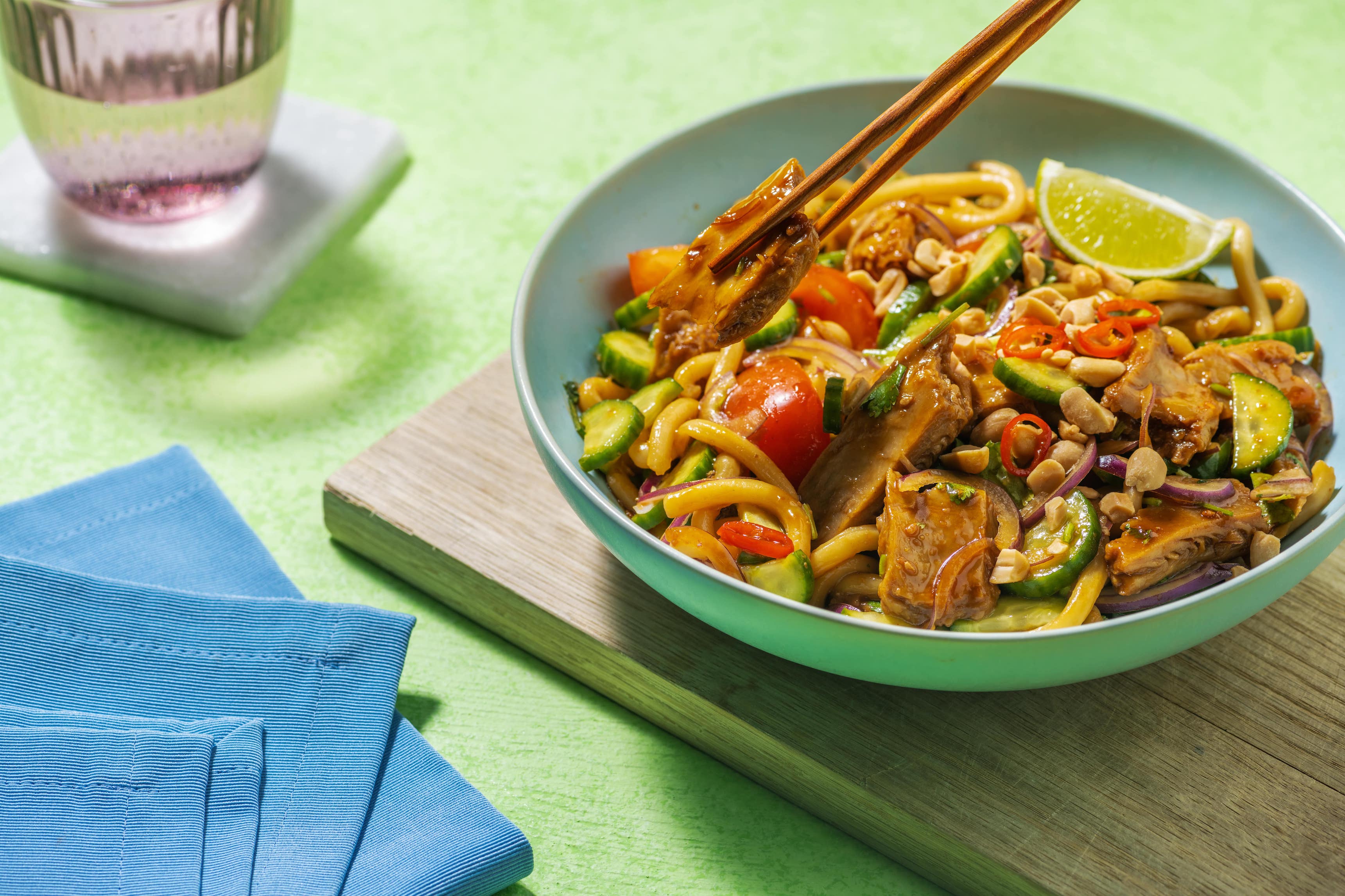 Aziatische fusionsalade met vegan kipstukjes