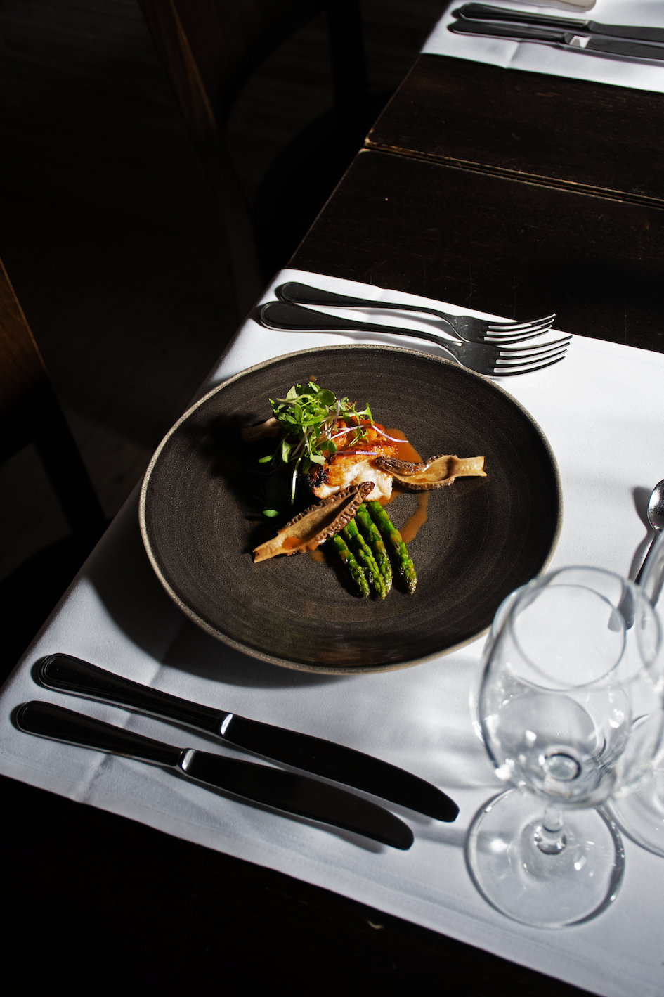 Kalfszwezerik met groene asperges, morilles & fine champagnesaus