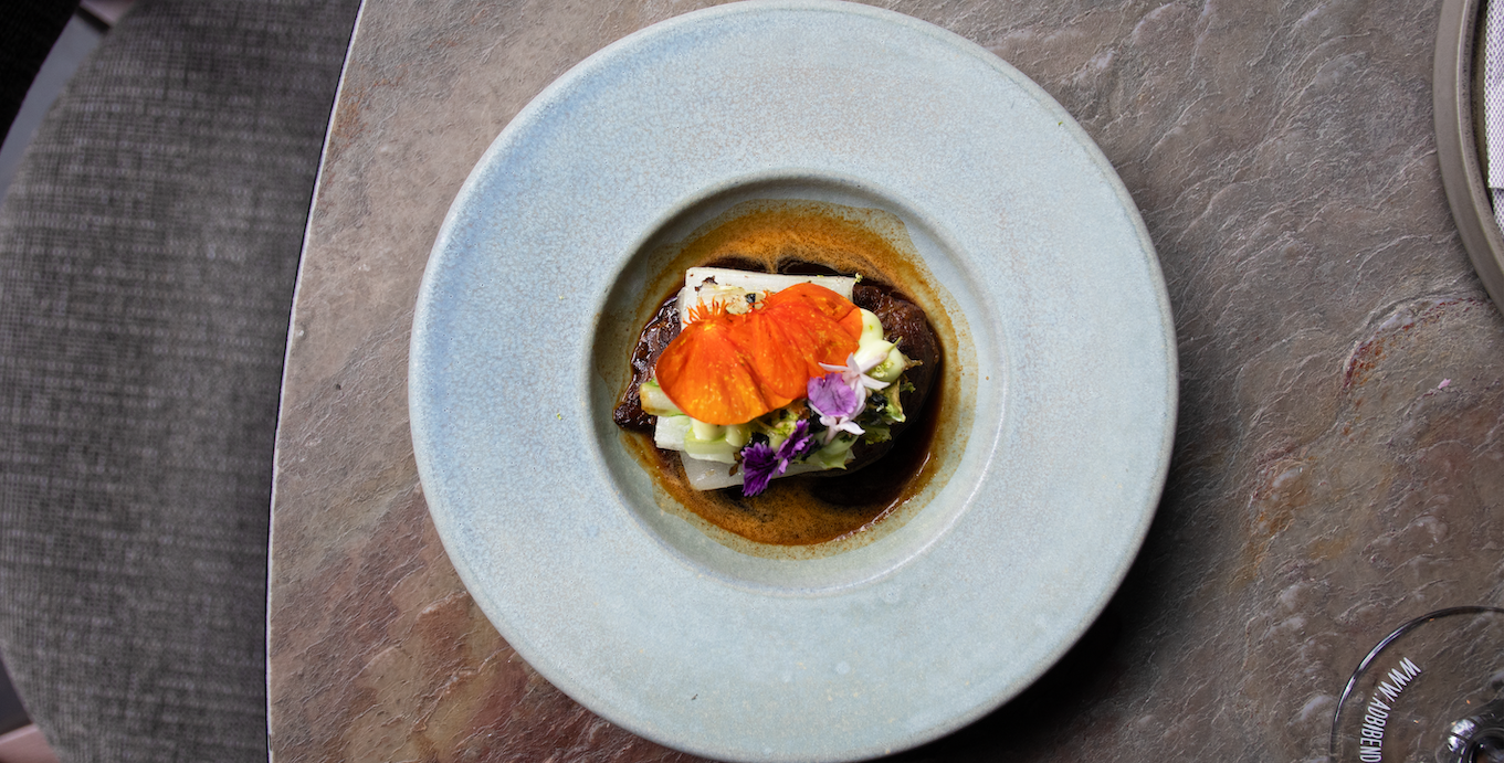 Traag gegaarde varkenswang met gegrilde Chinese kool, wasabi & varkensjus