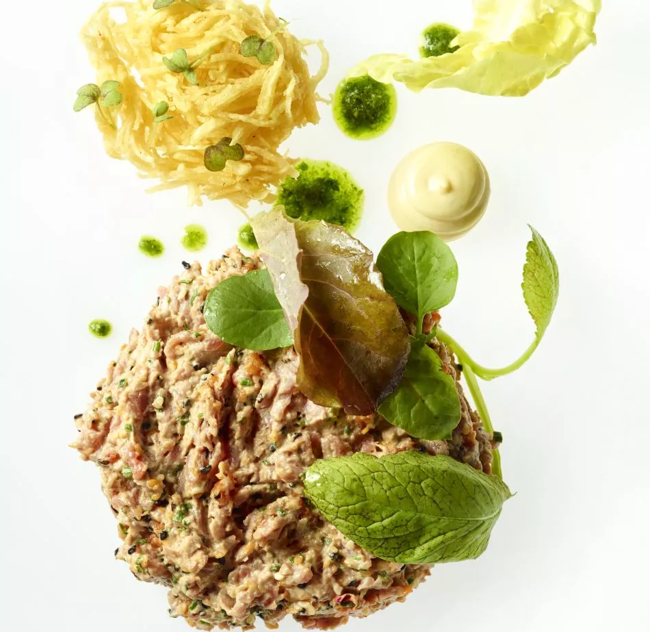 Aziatische steak tartaar met pommes pailles