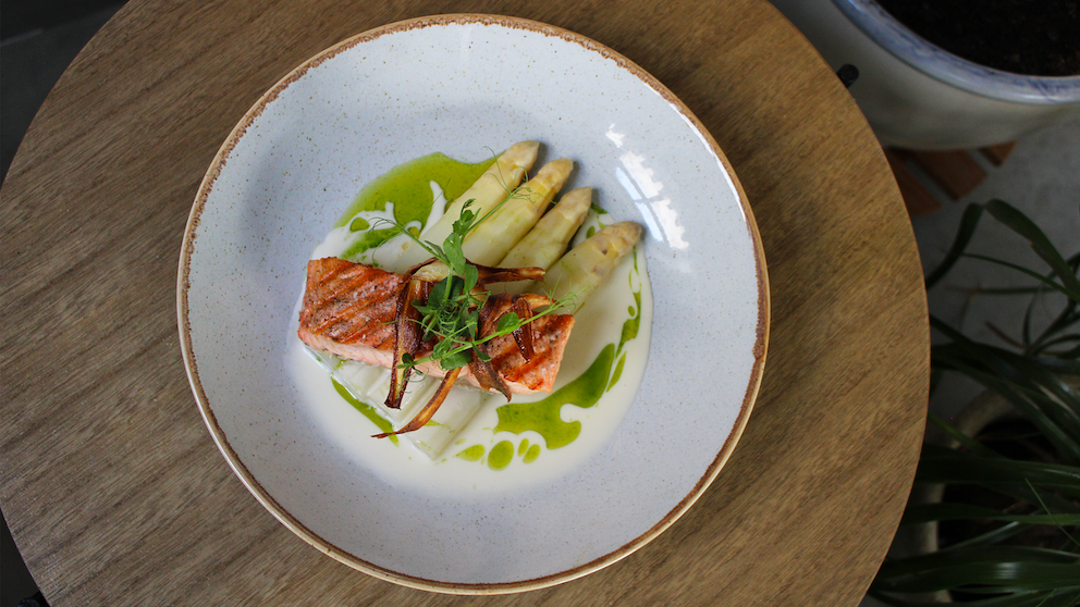 Zalm met asperges, aspergeboter & peterselie