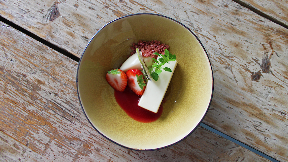 Witte en bittere chocolade met basilicum, aardbei, framboos & limoen