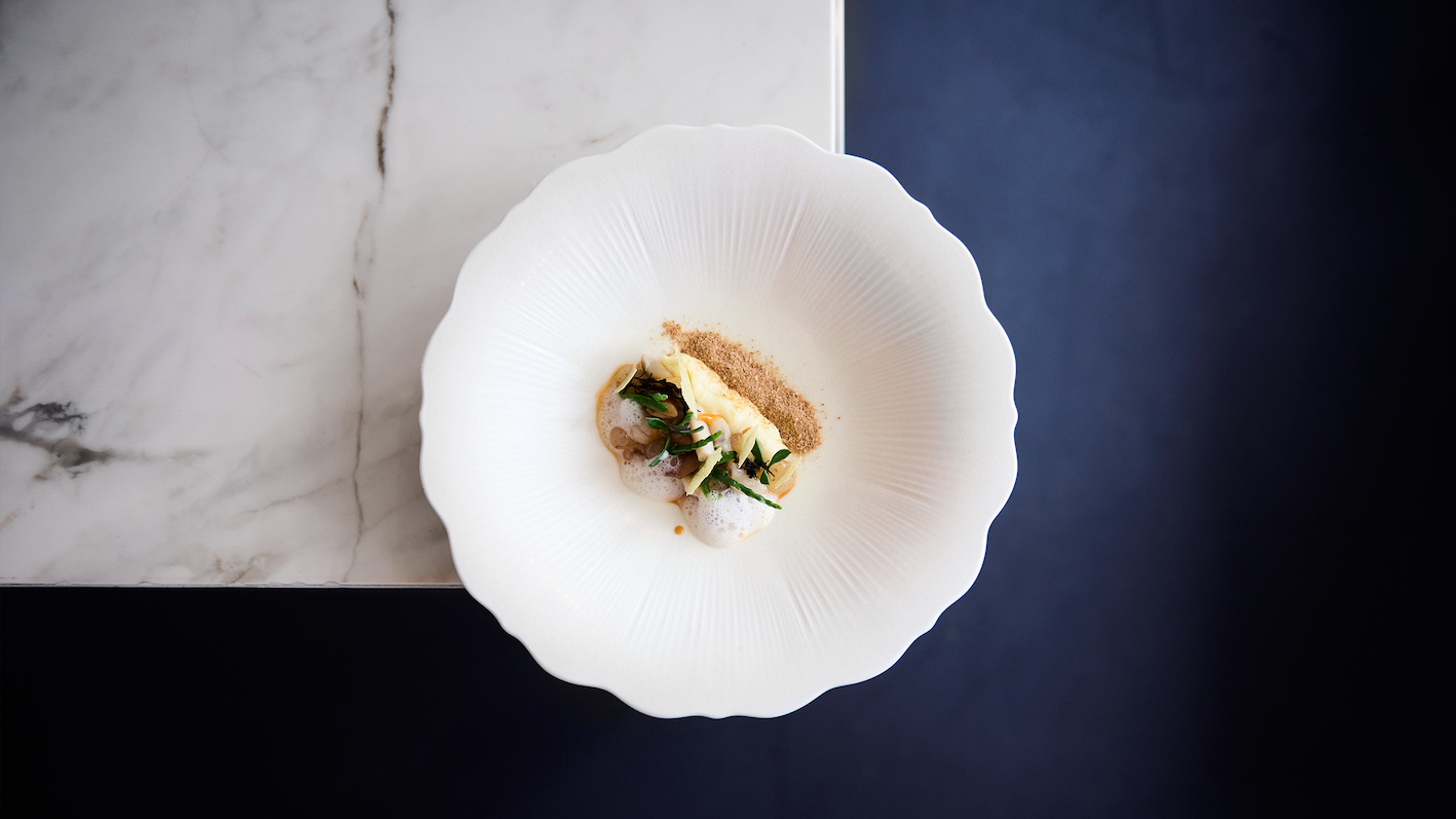 Zeevruchten met kaffir, crème van aardappel, karamel van garnaal & zeewieren