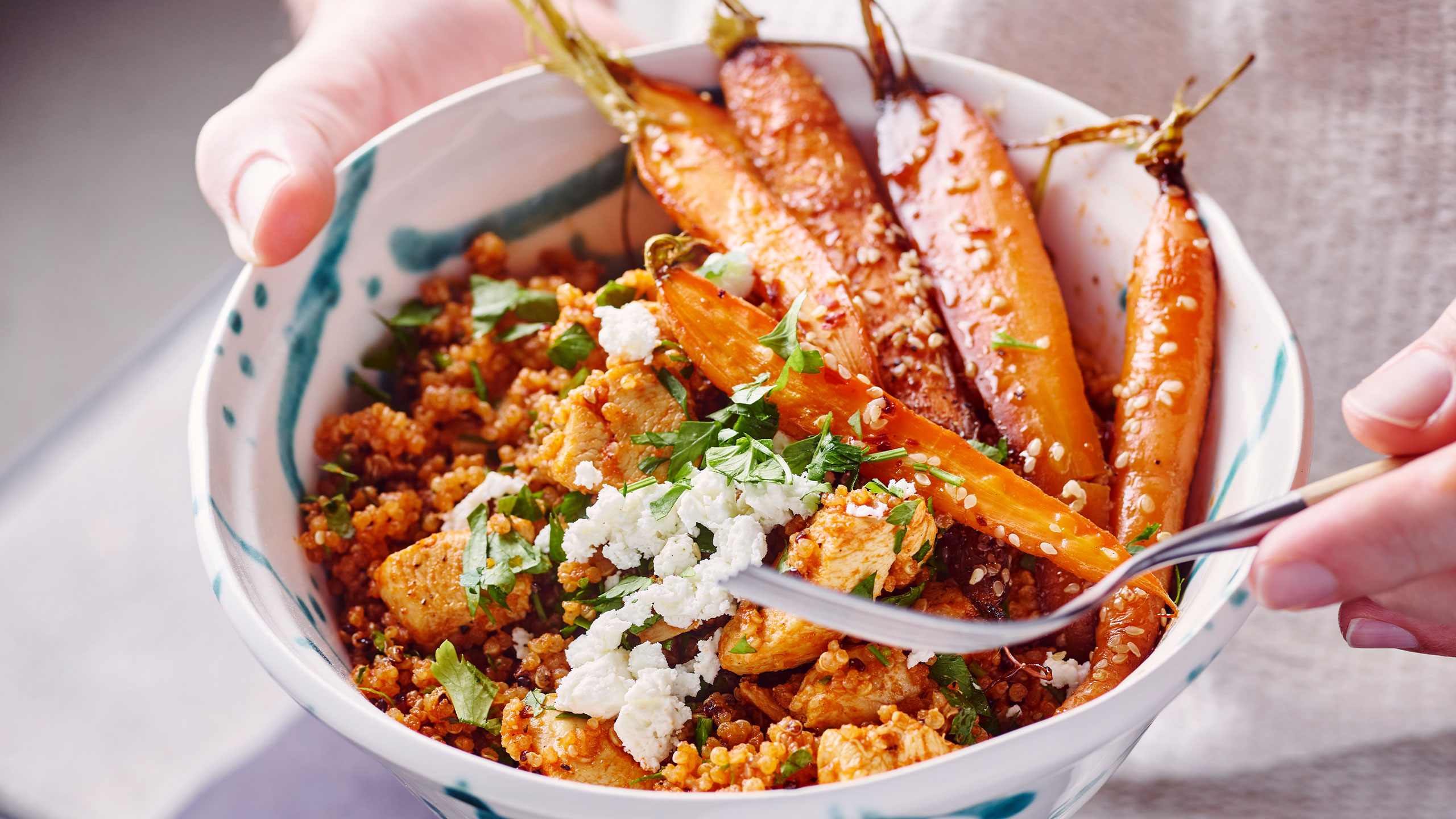 Roerbak van quinoa met kruidige kip en jonge wortel